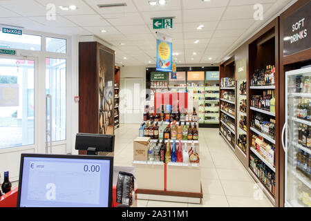 Berestovitsa, Belarus - August 09, 2019: die Regale mit alkoholischen Getränken in den Duty free shop Bela Markt Zollfrei. Stockfoto