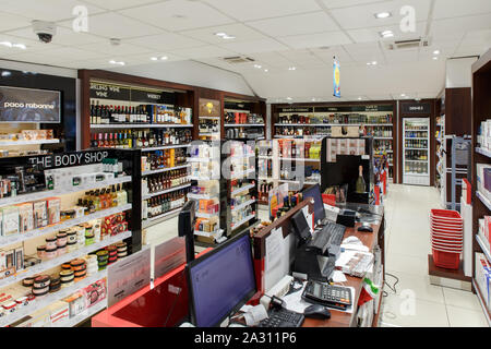 Berestovitsa, Belarus - August 09, 2019: die Regale mit alkoholischen Getränken in den Duty free shop Bela Markt Zollfrei. Stockfoto