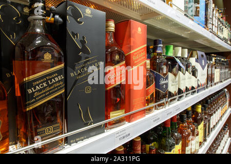 Berestovitsa, Belarus - August 09, 2019: die Regale mit alkoholischen Getränken in den Duty free shop Bela Markt Zollfrei. Stockfoto