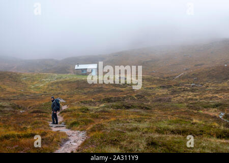 Hutchison Memorial Hütte bothy auf Glen Derry Route im Cairngorms Nationalpark, sie dauert bis zu Ben Macdui der höchste Berg im Park. Stockfoto