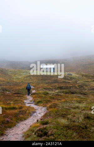 Hutchison Memorial Hütte bothy auf Glen Derry Route im Cairngorms Nationalpark, sie dauert bis zu Ben Macdui der höchste Berg im Park. Stockfoto