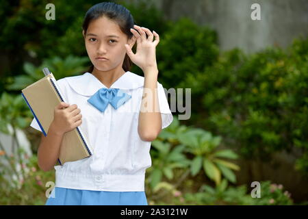 Einschüchternd junge Filipina Person mit Schule Bücher Stockfoto