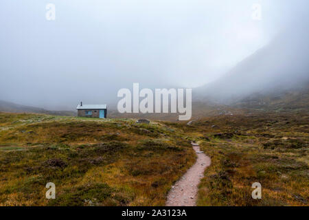 Hutchison Memorial Hütte bothy auf Glen Derry Route im Cairngorms Nationalpark, sie dauert bis zu Ben Macdui der höchste Berg im Park. Stockfoto