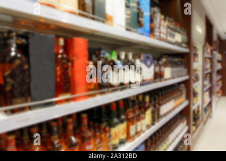 Verschwommenes Bild der Regale mit alkoholischen Getränken in den Duty free shop Bela Markt Zollfrei. Stockfoto