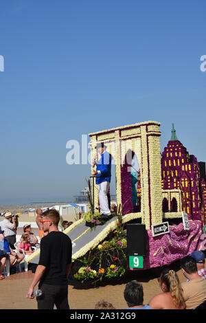 Blankenberge, West Flandern/Belgien - August 25, 2019 :: Strand fest Blume corso schwimmt, in der Flämischen "Bloemencorso". Stockfoto