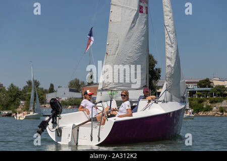 Belgrad, Serbien, 18. Aug 2019: Weibliche Crew bei der Micro Class Segelregatta auf dem Sava River Stockfoto