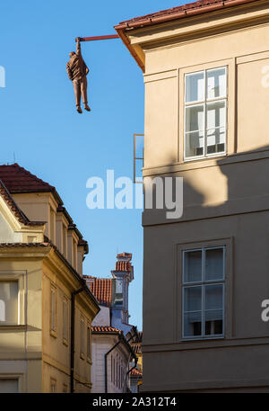 Prag, tschechische Republik - 3. SEPTEMBER: Hängende mann Skulptur in Prag, Tschechische Republik am 3. September 2019. Die Abbildung von David Cerny, gebaut 1997 sh Stockfoto