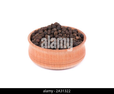 Schwarze Pfefferkörner isoliert auf weißem Hintergrund. Pfeffer in eine hölzerne Schüssel isoliert auf Weiss. Stockfoto