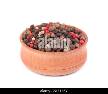 Pfeffer mischen. Schwarze, rote und weiße Pfefferkörner auf weißem Hintergrund. Pfeffer Mix in Houten isoliert auf Weiss. Stockfoto