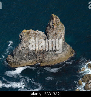 Felsformationen im Meer, Slieve League, County Donegal, Irland Stockfoto