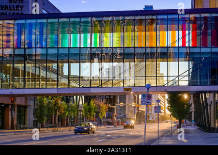 Regenbogen geschmückt Passerelle, Downtown, Calgary, Alberta, Kanada Stockfoto