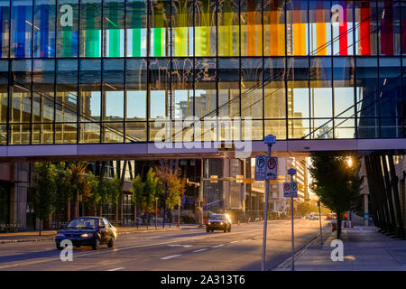 Regenbogen geschmückt Passerelle, Downtown, Calgary, Alberta, Kanada Stockfoto