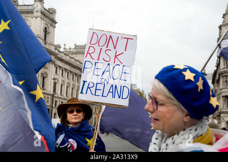 Parliament Square, London, den 3. Oktober 2019. Anti Brexit Protest von Remainers. Plakat sagen 'Dont Risiko Frieden in Irland". Stockfoto