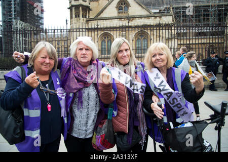 Parliament Square, London, den 3. Oktober 2019. Waspi (Frauen gegen staatliche Rente Ungleichheit) Frauen, die nach der Niederlage in der High Court über die Umkehrung der Stockfoto