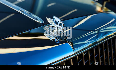 Kiew, Ukraine - Oktober 02, 2019: Bentley Logo auf der Motorhaube von Mulsanne. Mulsanne - im Jahr 2010 - ist das einzige Modell von Bentley, Durchführung der Stockfoto