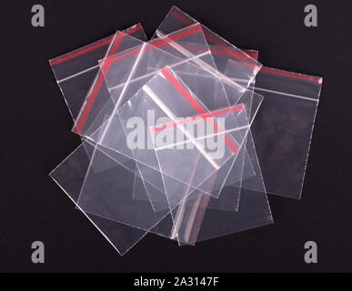 Durchsichtigen Reißverschlusstasche auf schwarzem Hintergrund. Block Reißverschluss Verpackung. Leere Polyethylen zip-lock versiegelt wickeln. Klar pack Stockfoto