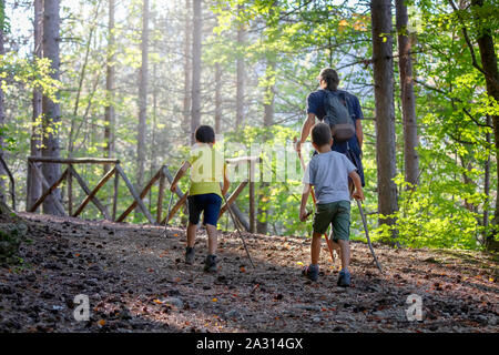 Villetta Barrea (AQ), Italien - 29. September 2019: Wanderer mit zwei kleinen Kindern Wanderungen auf dem Berg Pfad in den Wald, in der Natur. Stockfoto