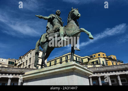 Bronzene Reiterstandbild von Charles III., König von Neapel, von Canova, Piazza del Plebiscito, Neapel, Italien, Europa. Stockfoto