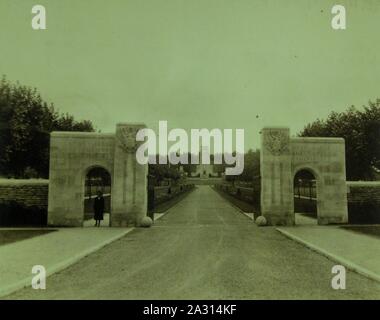 Eingangstor an Aisne-Marne amerikanischen Friedhof, Belleau, Frankreich, 1923 (21437641814). Stockfoto