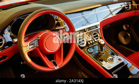 Rot Luxus auto Innenraum. Lenkrad, Schalthebel und Armaturentafel. Flache doff Stockfoto