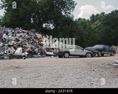 Junk pile und trashed Automobile auf einem Schrottplatz in Indiana, USA, Juli 28, 2019, © katharine Andriotis Stockfoto