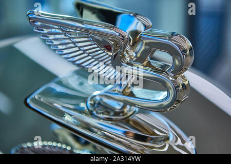 Kiew, Ukraine - Oktober 02, 2019: Bentley Logo auf der Motorhaube von Mulsanne. Mulsanne - im Jahr 2010 - ist das einzige Modell von Bentley, Durchführung der Stockfoto