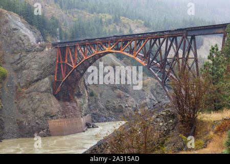 Die gebündelt Bogenbrücke der Canadian National Railway über den Fraser River bei Cisco Kreuzung in Britisch-Kolumbien Stockfoto