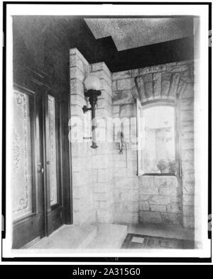 Eingang mit geätztem Glas Tür links, Wandleuchte und Fenster öffnen, in der Heimat von Edmund Cogswell Converse, Greenwich, Connecticut Stockfoto