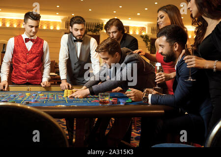 Eine Gruppe von Menschen spielen das Spielen in einem Casino. Stockfoto