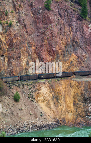 Canadian National Coal Zug in Richtung Westen in den Thompson River Canyon von British Columbia aus der Rocky Mountaineer Zug gesehen Stockfoto