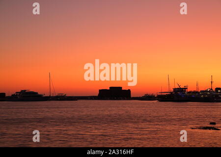 Schönen Sonnenuntergang Silhouette Sonnenuntergang Landschaft mit Mittelmeer bucht, Hafen mit Booten, Yachten und Burg von der UNESCO in Paphos, Zypern aufgeführt. Stockfoto