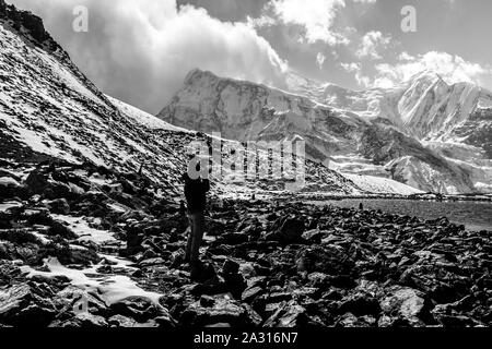 Annapurna, Nepal - November 10, 2015: Tourist nimmt Bilder der Berge des Himalaja in der Nähe von Ice Lake, Annapurna Conservation Area Nepal. Stockfoto