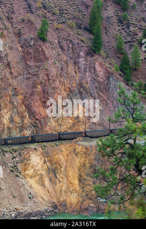 Canadian National Coal Zug in Richtung Westen in den Thompson River Canyon von British Columbia aus der Rocky Mountaineer Zug gesehen Stockfoto