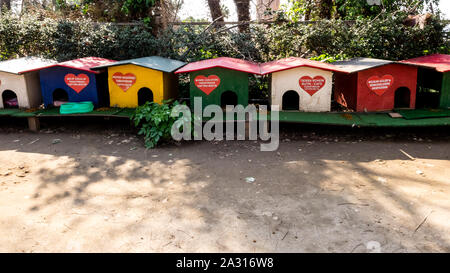 Antalya, Türkei - Februar 22, 2019: Bunte Häuser für Obdachlose Katzen in der Innenstadt von Antalya. Stockfoto