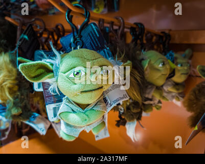 Barcelona, Spanien. Oktober 2019: 6: Star Wars Yoda Abbildung Spielzeug auf ad acta zu legen, in der Shopping Mall. Stockfoto