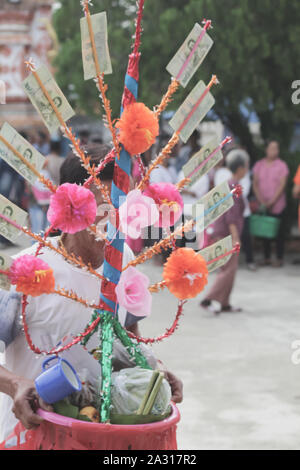 - CHIANG MAI, THAILAND - Okt 01: Thailand Festival für Spenden von Geld in den Tempel für die Veröffentlichung der Buddhismus am 01. Oktober 2019 im Fang, Chang-mai provi Stockfoto