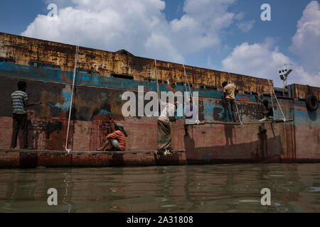 DHAKA, BANGLADESCH - Oktober 04: Bangladesch Arbeiter arbeiten in einer Werft neben dem Fluss Buriganga in Dhaka, Bangladesch am 04 Oktober, 2019. Es ar Stockfoto