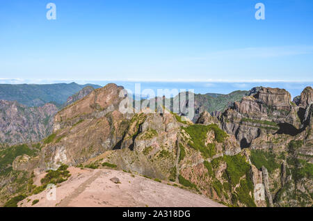 Schöne Berglandschaft mit dem höchsten Gipfel Madeiras, den Pico Ruivo fotografiert von der Pico Do Arieiro, dem dritthöchsten Berg der portugiesischen Insel. Wanderziel, Trail. Stockfoto