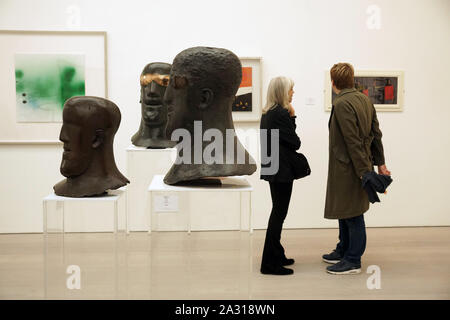London, Großbritannien. 04 Okt, 2019. British Art Fair 2019 3. bis 6. Oktober. Saatchi Gallery. Die britische Art Fair 2019 stellt alle wichtigen Bewegungen in der modernen Britischen Kunst aus den frühen Modernisten der YBAs hat. Credit: Peter Hogan/Alamy leben Nachrichten Stockfoto