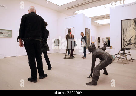London, Großbritannien. 04 Okt, 2019. British Art Fair 2019 3. bis 6. Oktober. Saatchi Gallery. Die britische Art Fair 2019 stellt alle wichtigen Bewegungen in der modernen Britischen Kunst aus den frühen Modernisten der YBAs hat. Credit: Peter Hogan/Alamy leben Nachrichten Stockfoto