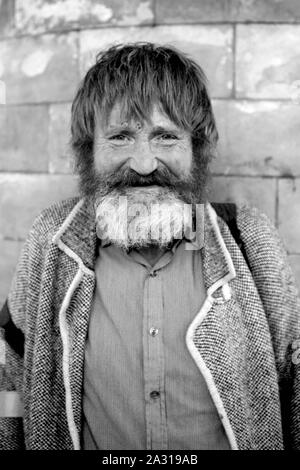 Eine Obdachlose, bärtiger Mann posiert für ein Foto in Soho, London. Stockfoto