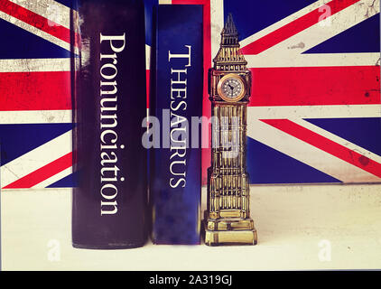 Englische Sprache und Aussprache Thesaurus Wörterbuch in der Nähe von eine kitschige Big Ben Reproduktion auf ein grunge Union Jack Hintergrund Stockfoto