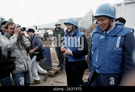 3. Juni 1993 während der Belagerung von Sarajevo: Lord David Owen (links) und Thorvald Stoltenberg (internationalen Verhandlungsführer für die Europäische Union) Ankunft am Flughafen von Sarajevo, wo sie von den Medien verfolgt, da sie sich auf ihren Transport zu Fuß. Stockfoto