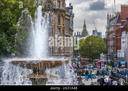 Trafalgar Square, London, England. Freitag, 4. Oktober 2019. UK Wetter. Mit vielen Menschen an, ob man einen Mantel tragen oder nicht unentschlossen, Central London bleibt mild, aber bewölkt und trocken für den Großteil des Tages. Terry Mathews/Alamy Leben Nachrichten. Stockfoto