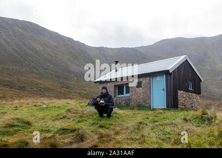 Hutchison Memorial Hütte bothy auf Glen Derry Route im Cairngorms Nationalpark, sie dauert bis zu Ben Macdui der höchste Berg im Park. Stockfoto