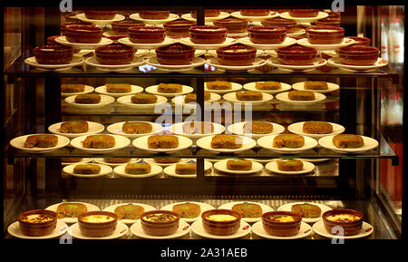 Ein schönes Foto von einem Schaufenster der Bäckerei Kuchen und Gebäck in der Türkei Stockfoto