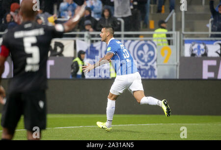 Darmstadt, Deutschland. 04 Okt, 2019. Fußball-Bundesliga 9.Spieltag, SV Darmstadt 98 - Karlsruher SC in der Merck Stadion am Böllenfalltor. Dario Miš aus Darmstadt freut sich über sein Ziel auf 1:0. Credit: Hasan Bratic/dpa - WICHTIGER HINWEIS: In Übereinstimmung mit den Anforderungen der DFL Deutsche Fußball Liga oder der DFB Deutscher Fußball-Bund ist es untersagt, zu verwenden oder verwendet Fotos im Stadion und/oder das Spiel in Form von Bildern und/oder Videos - wie Foto Sequenzen getroffen haben./dpa/Alamy leben Nachrichten Stockfoto