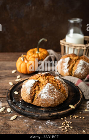 Kürbis Brot. Hausgemachte vollkorn Roggen Hefe - kostenloses Brot mit Kürbissen Stockfoto