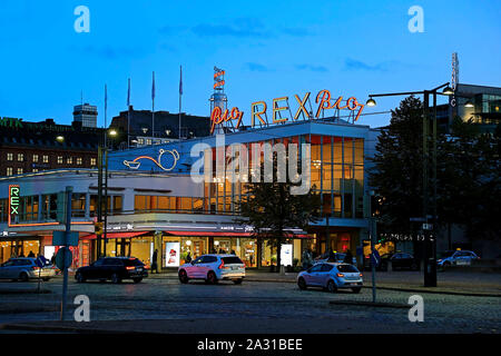 Iconic Movie Theater Bio Rex auf Funktionalistischen Lasipalatsi in Helsinki, Finnland, mit Leuchtreklamen in der Dämmerung beleuchtet. Oktober 2, 2019. Digitale Kunst. Stockfoto