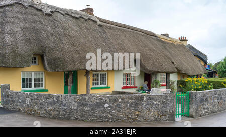 Faade der traditionellen Strohdach Cottages, Adare, County Limerick, Republik von Irland Stockfoto